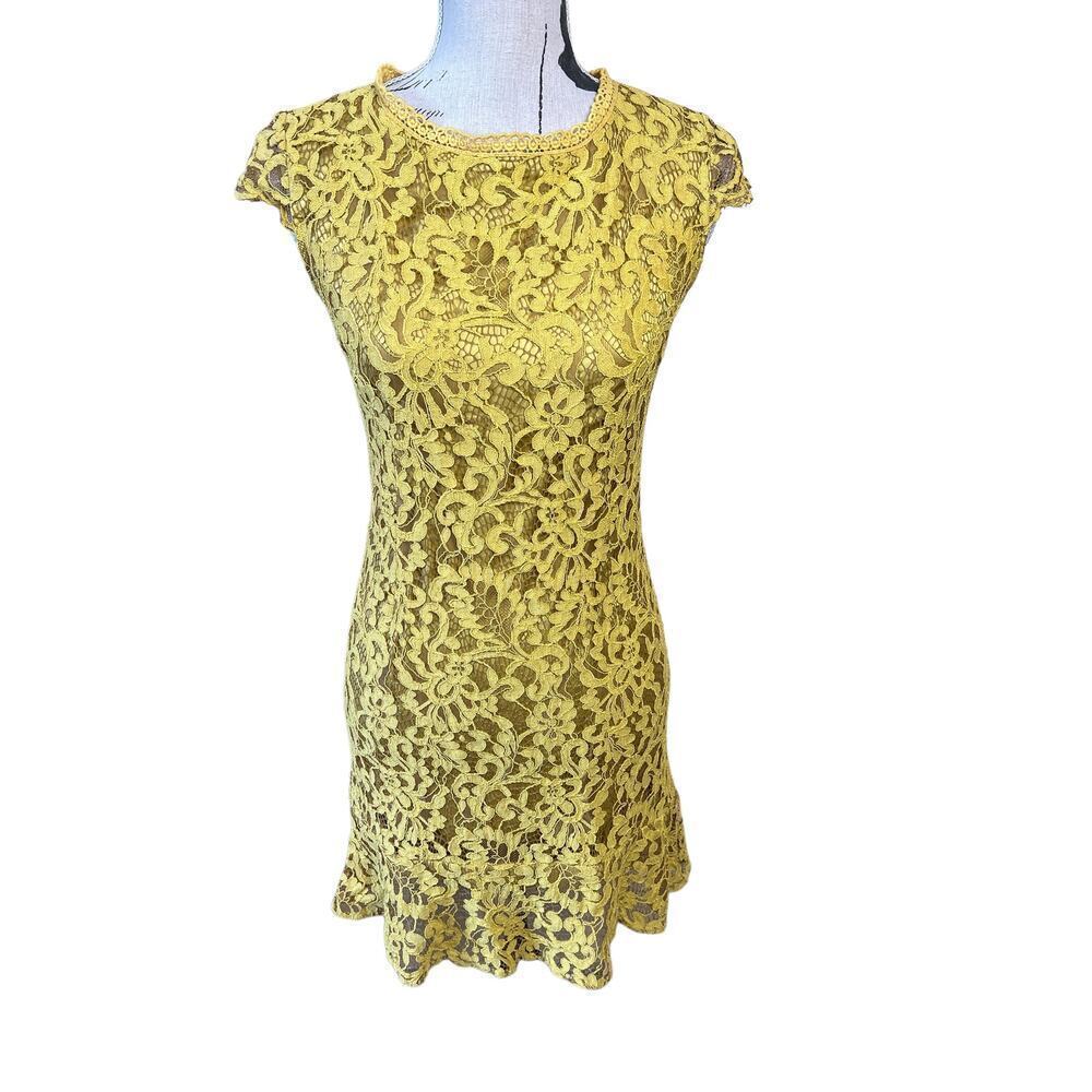 Few Moda Yellow Lace Cocktail Sheath Dress Size M Short Cap Sleeves Ruffle Hem